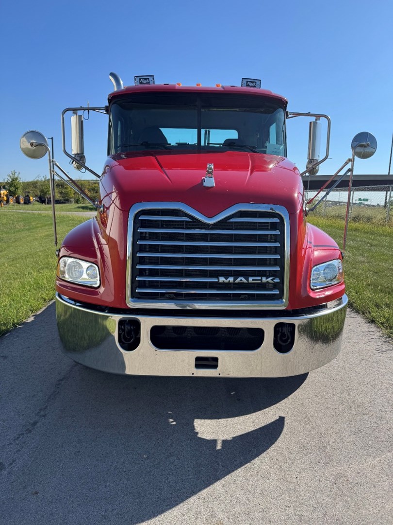 2018 MACK CXU613 - USED TRUCKS DAY CAB - image 2